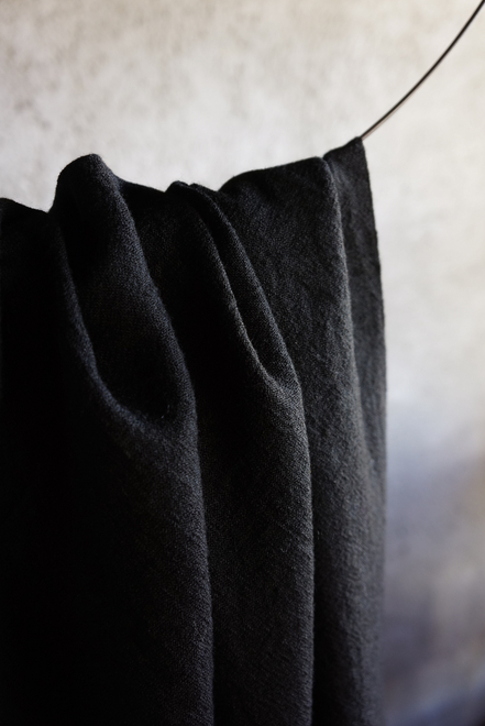 plain weave woolen stole -black-